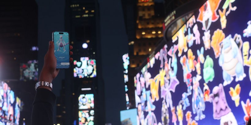 Someone catching Mewtwo for the first time in NYC