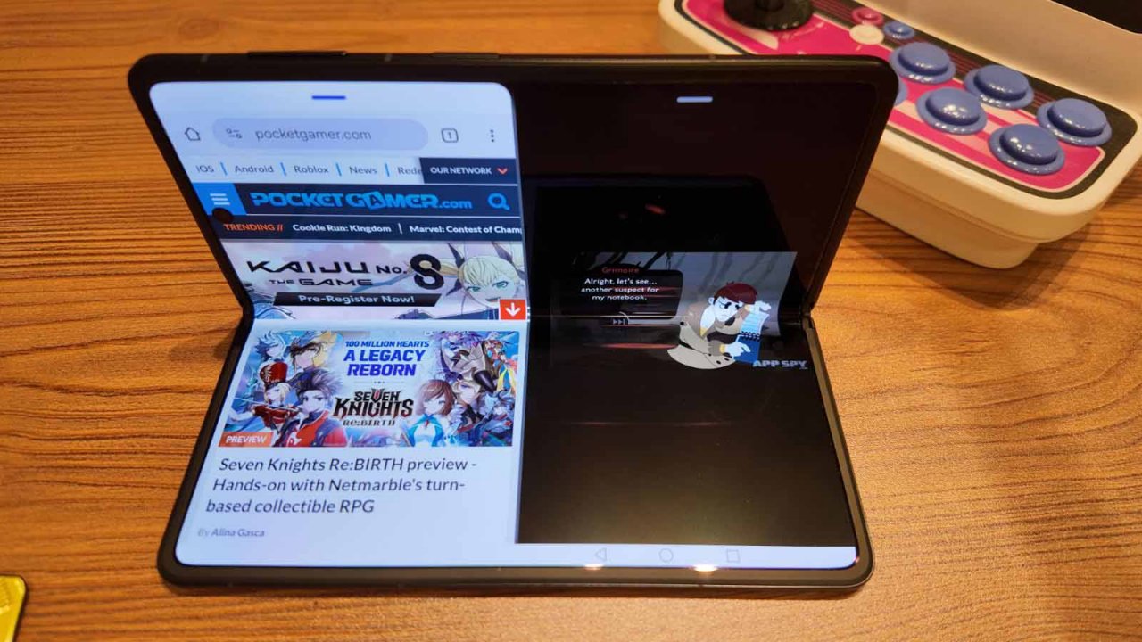 the honor magic v5 folded halfway to show the screen crease