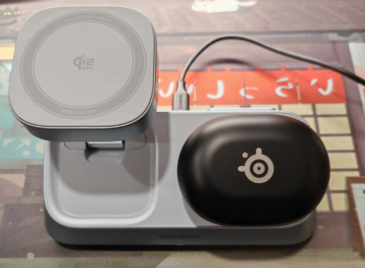 ugreen charger with steelseries earbuds wirelessly charging
