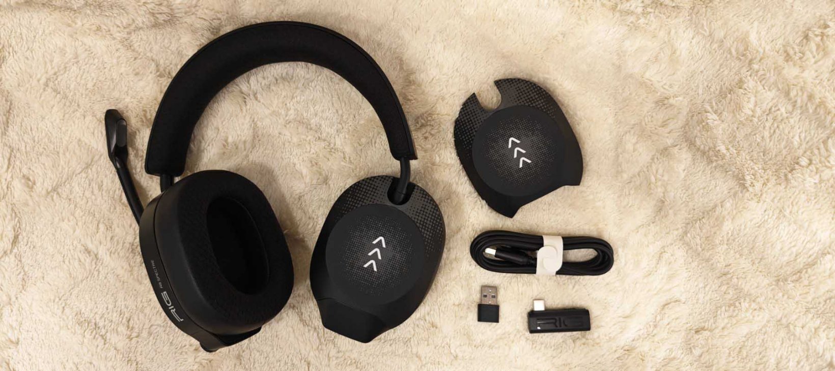 the rig r8 pro headset with its accessories