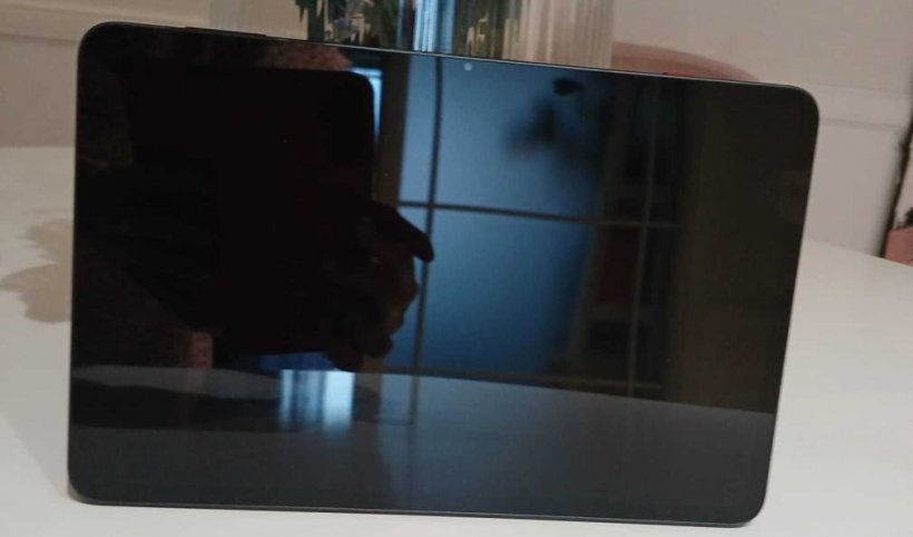 tablet redmagic astra 2 standing on the table