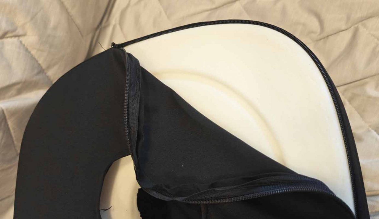 the zipper of the pillow cover