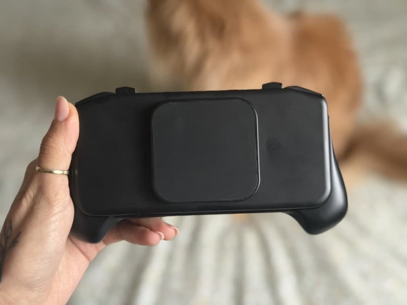 folded m6 controller with the magnetic phone grip