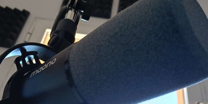 Side view of the Maono PD300x microphone