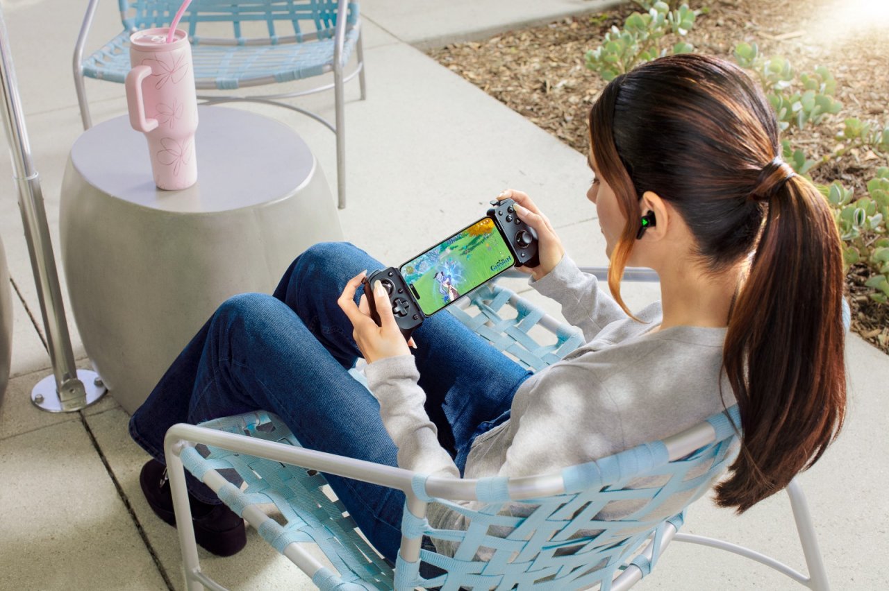 Razer Kishi V3 being used