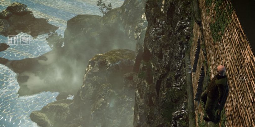 Agent 47 slides along the side of a mansion.