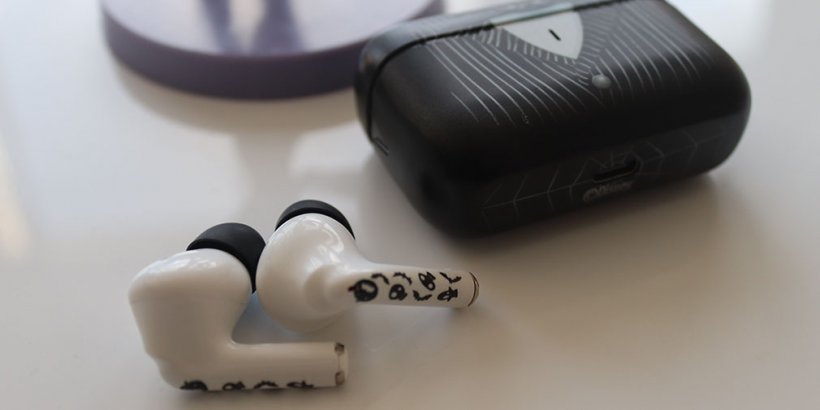 Decorative details on Jack Skellington headphones