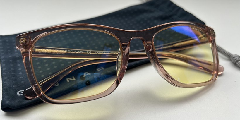 Gunnar Tindra reader glasses with the little case