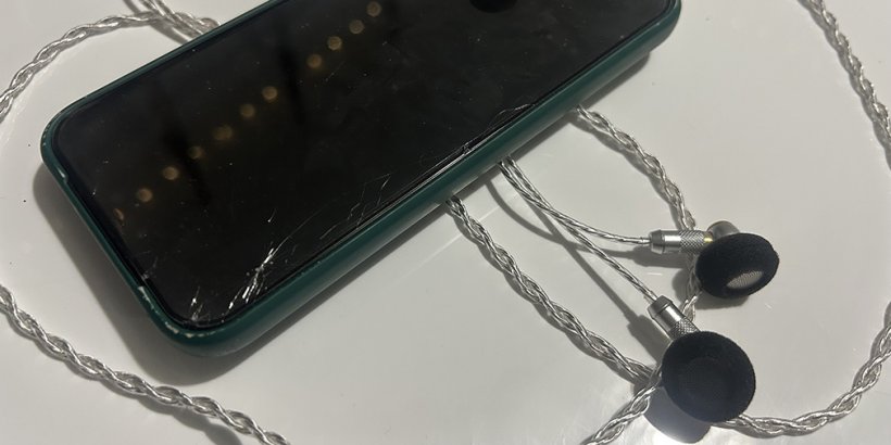 SIVGA M260 Wired Earbuds behind a phone