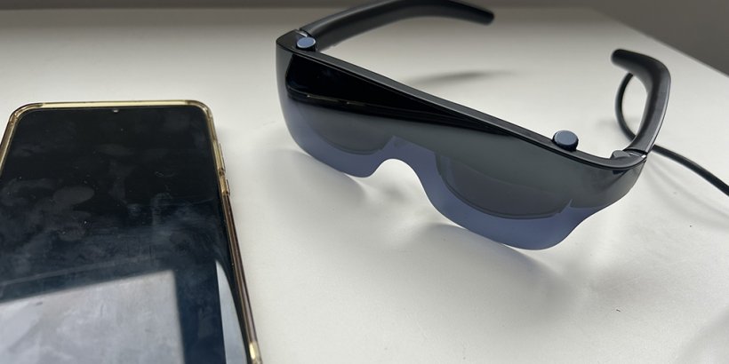 TOZO VIZO V1 with a phone plugged in