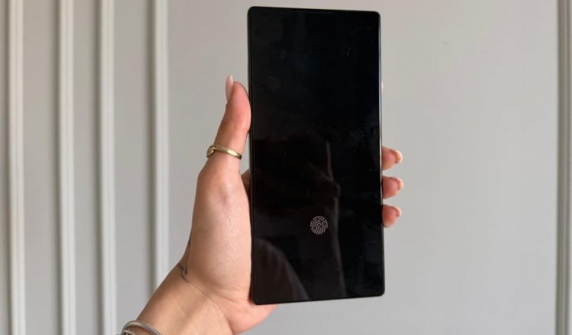 holding the redmagic 11s pro showing the front screen