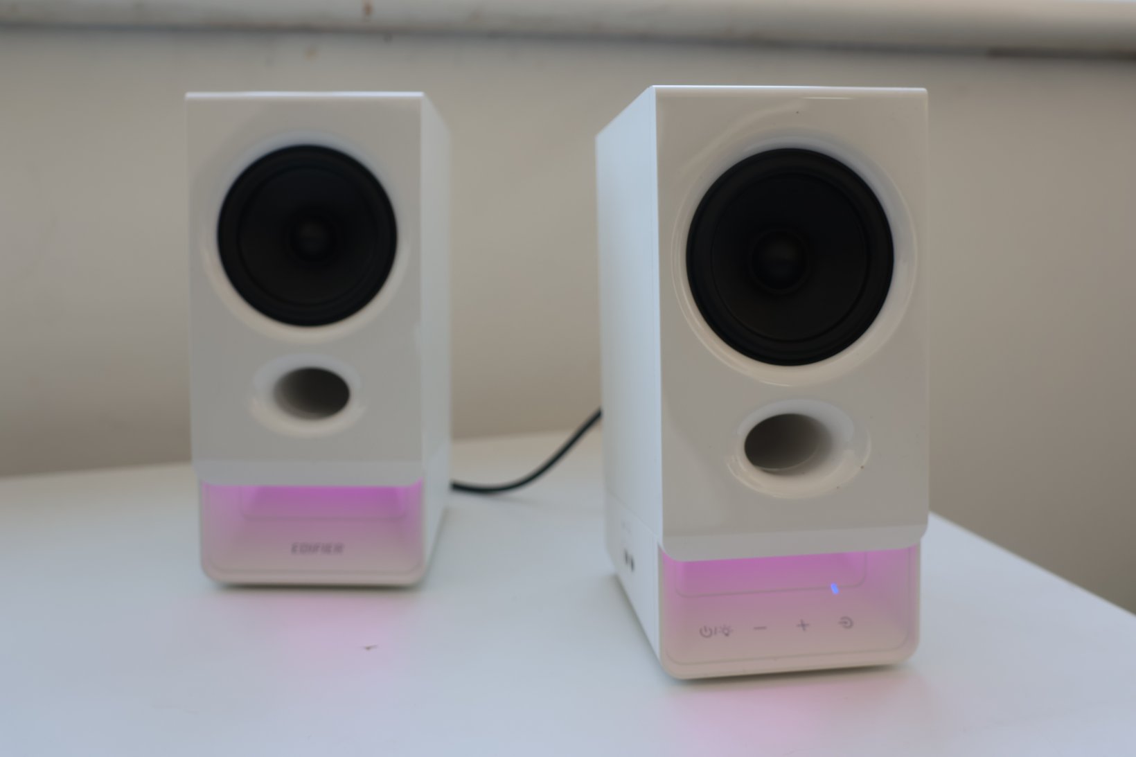 Glow on the Edifier R20BT Speaker